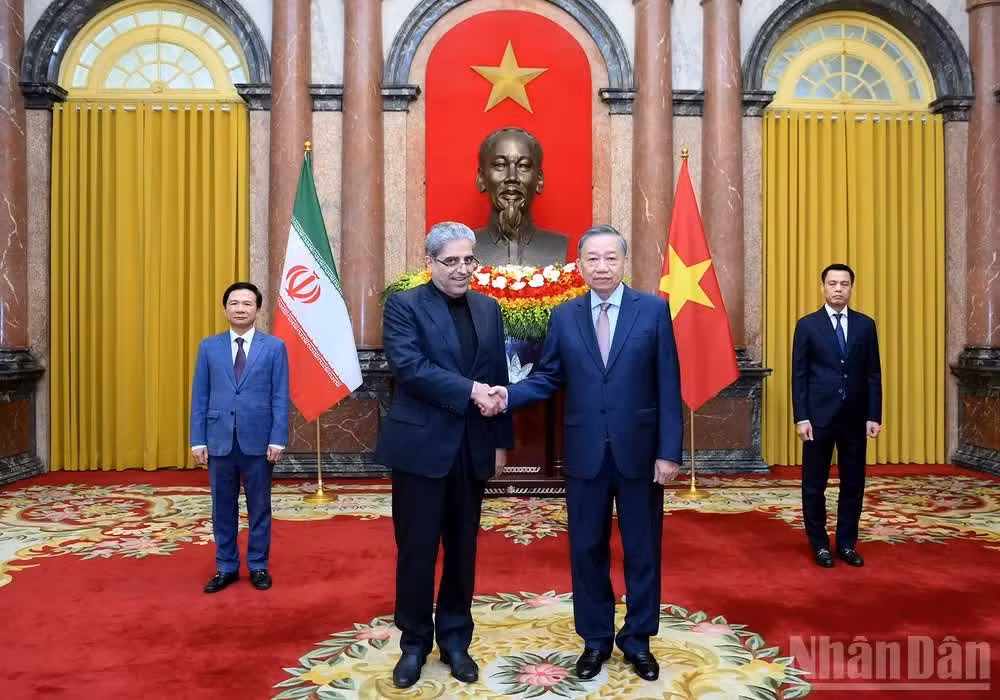 Le secrétaire général du Parti communiste du Vietnam (PCV) et président vietnamien, To Lam (à droite), et l'ambassadeur d'Iran, Akbar Ghasemi Ali Abadi. Photo : NDEL.