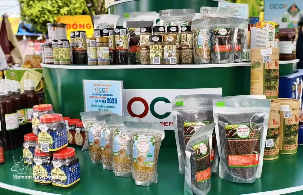 Des produits OCOP de la province d’An Giang sont présentés lors d’une exposition dédiée aux produits OCOP et aux spécialités des provinces du delta du Mékong et d’autres localités du Vietnam. Photo : VNA
