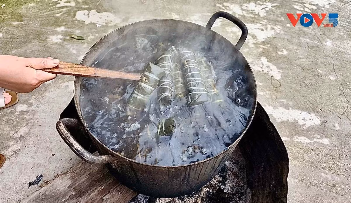 Les bánh gio sont cuits dans de grandes marmites fumantes. Photo: VOV