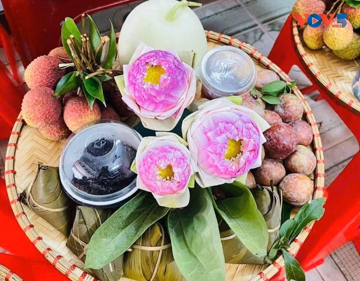 Le plateau d’offrandes du Têt Doan Ngo, composé de bánh gio et de fruits de saison, témoigne du respect des Tày et des Nùng envers leurs ancêtres et de leurs vœux de paix, de bonheur et de prospérité. Photo: VOV