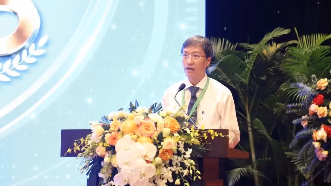 Le prof.-Dr Phan Trong Lân, président de l’Association vietnamienne de médecine préventive (VAPM), s’exprime lors de la conférence. Photo: NDEL