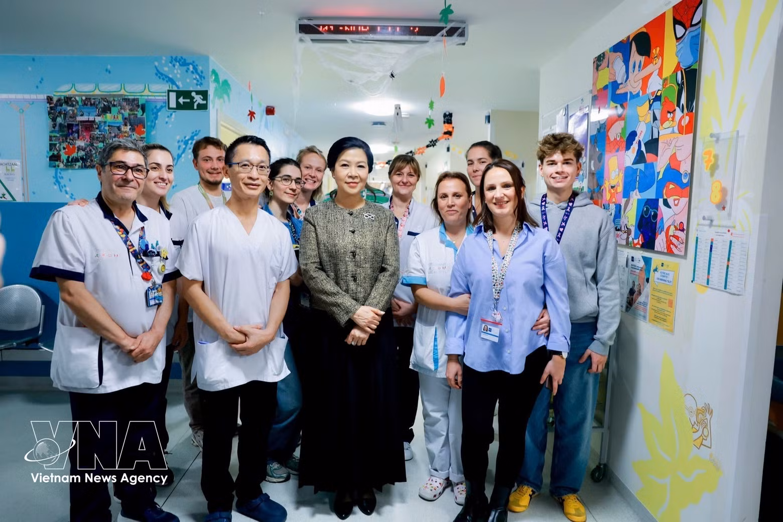 Mme Ngo Phuong Ly visite l’Hôpital universitaire des enfants Reine Fabiola à Bruxelles. Photo: VNA