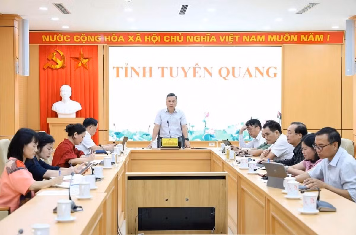 Le Comité populaire de la province de Tuyên Quang tient une réunion consacrée aux préparatifs de la 12ᵉ Fête des fleurs de sarrasin. Photo : Khanh Toàn.