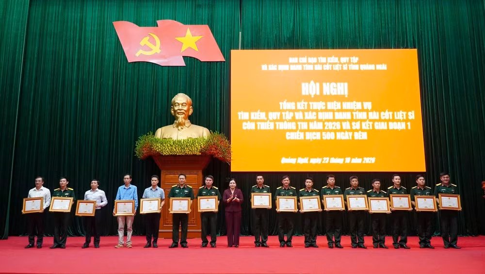 Remise des satisfecit à des collectifs et individus pour leurs contributions exceptionnelles à la mise en œuvre de la première phase de la Campagne des 500 jours et nuits. Photo : baovanhoa.vn