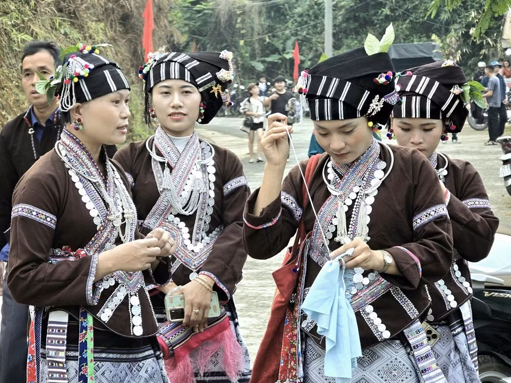 Les vêtements de l’ethnie Lu sont ornés non seulement de motifs colorés mais aussi de verroterie. Photo : baovanhoa.vn
