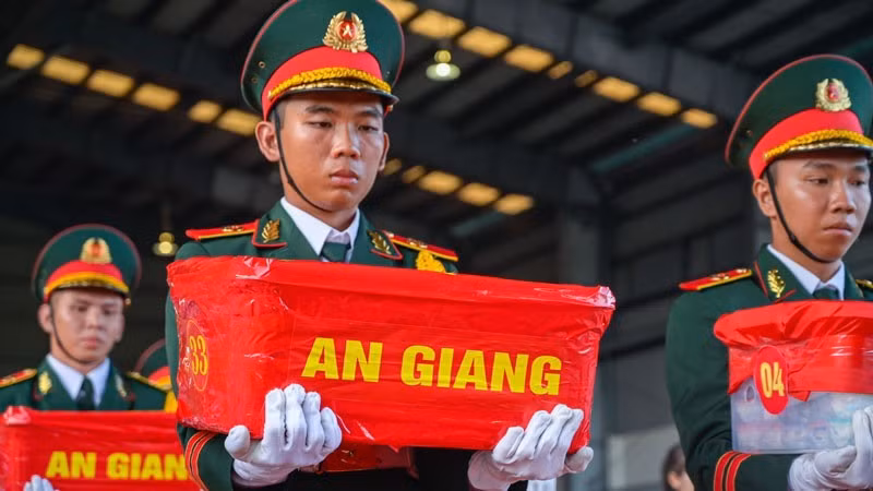 Selon Le Van Phuoc, vice-président du Comité populaire provincial et chef du Comité directeur 515 de la province d’An Giang, la recherche, le regroupement et l’identification des restes des soldats morts pour la Patrie ne relèvent pas uniquement d’une responsabilité politique, mais constituent également un impératif moral profondément ancré dans le cœur de chacun. Photo : Phuong Vu/NDEL