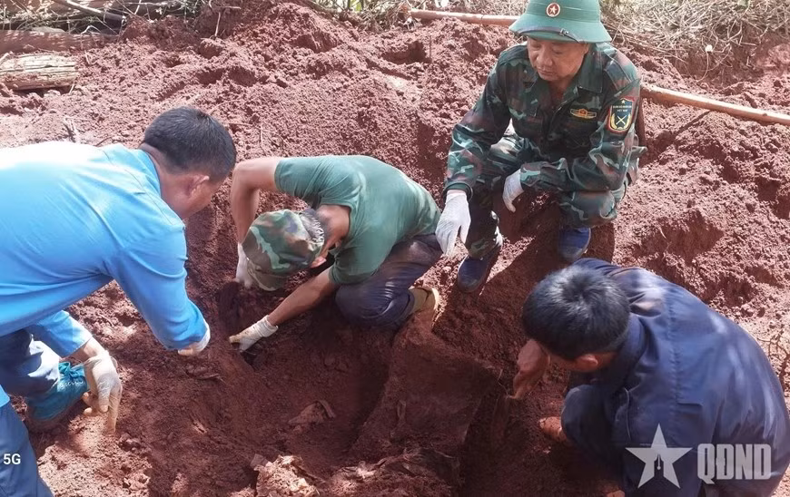 Des officiers et des soldats de l'équipe K52 recherchent les restes des soldats tombés au combat dans la commune d'Ia Boong, province de Gia Lai. Photo : qdnd.vn Photo : qdnd.vn
