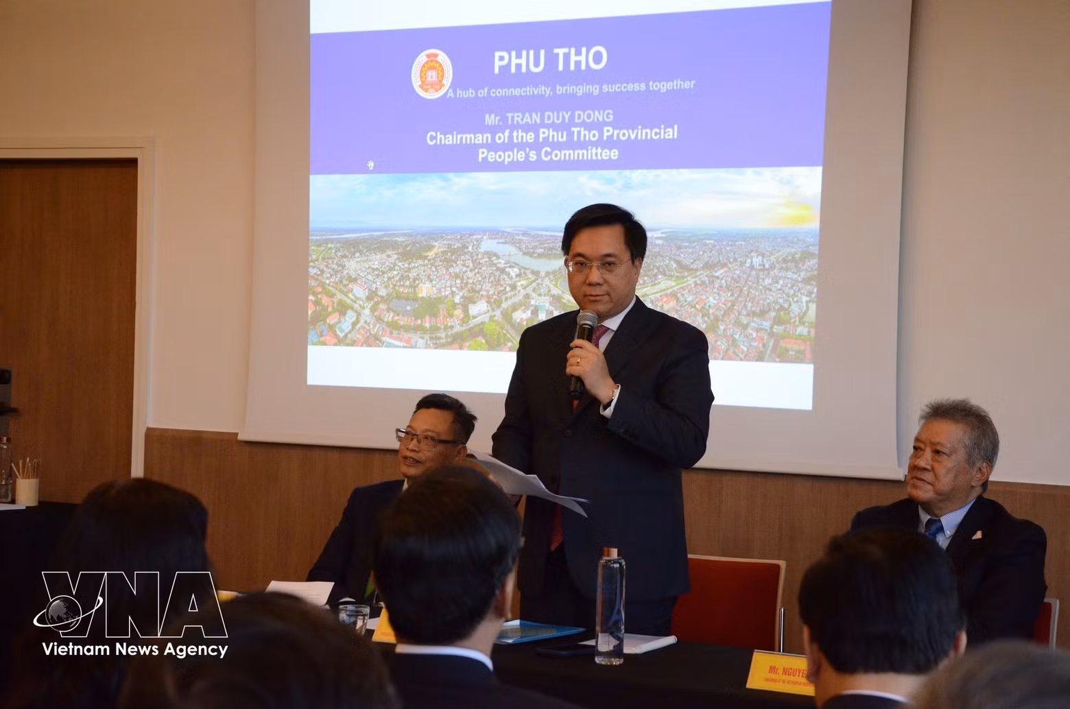 Le président du Comité populaire provincial de Phu Tho, Tran Duy Dong (au milieu), s'exprime lors de la conférence. Photo: VNA