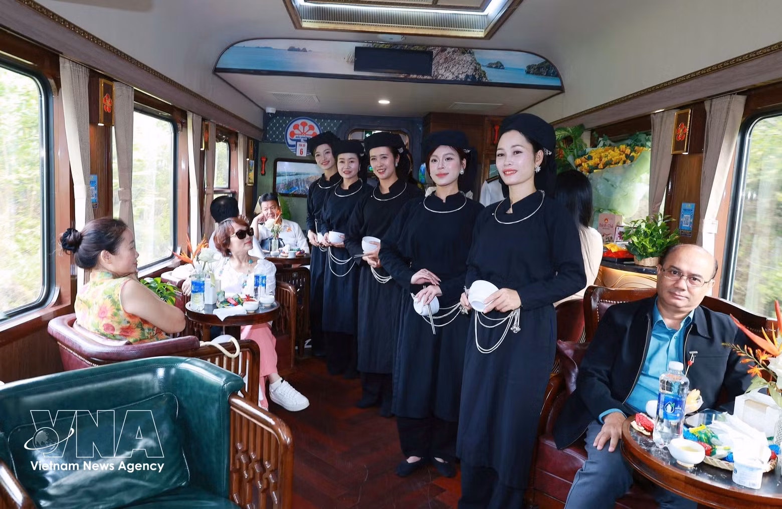 Des spectacles artistiques sont organisés à bord du train pour les touristes. Photo : VNA