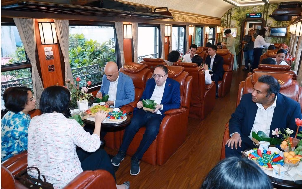 Le train du Patrimoine assure deux trajets quotidiens : départ de la gare de Hanoï à 6h20 et retour de Thai Nguyen à 17h10. Photo : VNA.