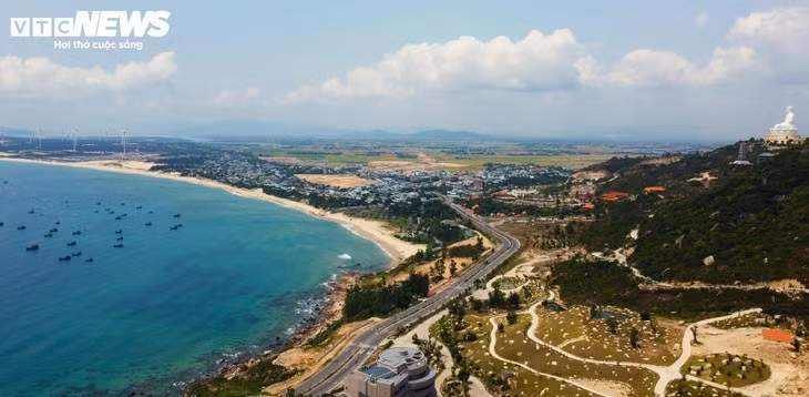 L’un des plus grands projets d’infrastructure de la région côtière du Centre-Sud, avec un investissement dépassant 9.000 milliards de dôngs. Un axe stratégique pour l’économie, le transport et le tourisme.