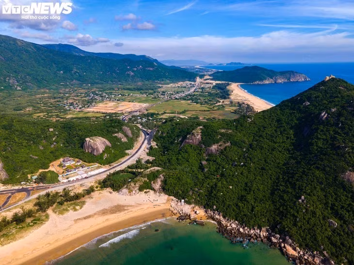Il traverse forêts anciennes et montagnes calcaires majestueuses