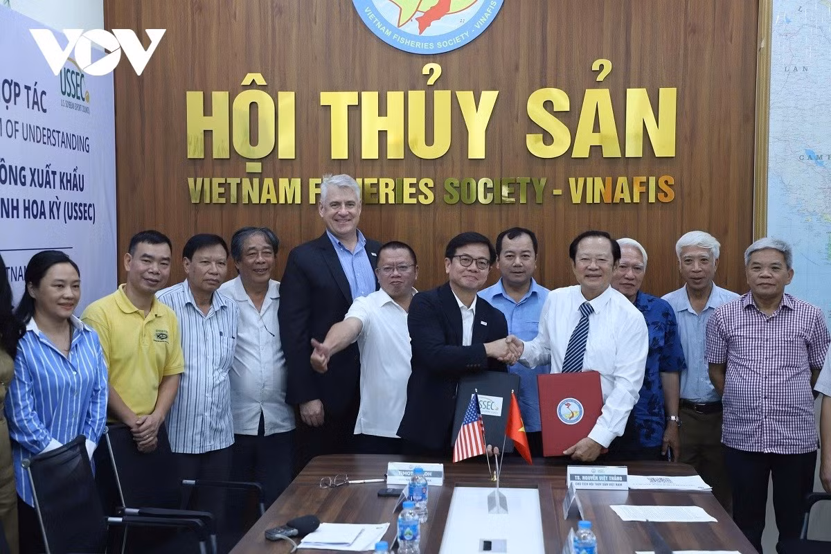 Lors de la cérémonie de signature de l'accord de coopération entre l’Association de la pêche du Vietnam (VINAFIS) et le Conseil d'exportation du soja des États-Unis (USSEC). Photo : VOV