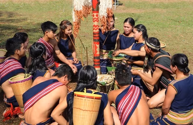 Le programme a pour but de faire découvrir aux enfants l’identité culturelle de différents groupes ethniques du Vietnam, notamment à travers leurs costumes, lers arts, leurs festivals et leur cuisine.
