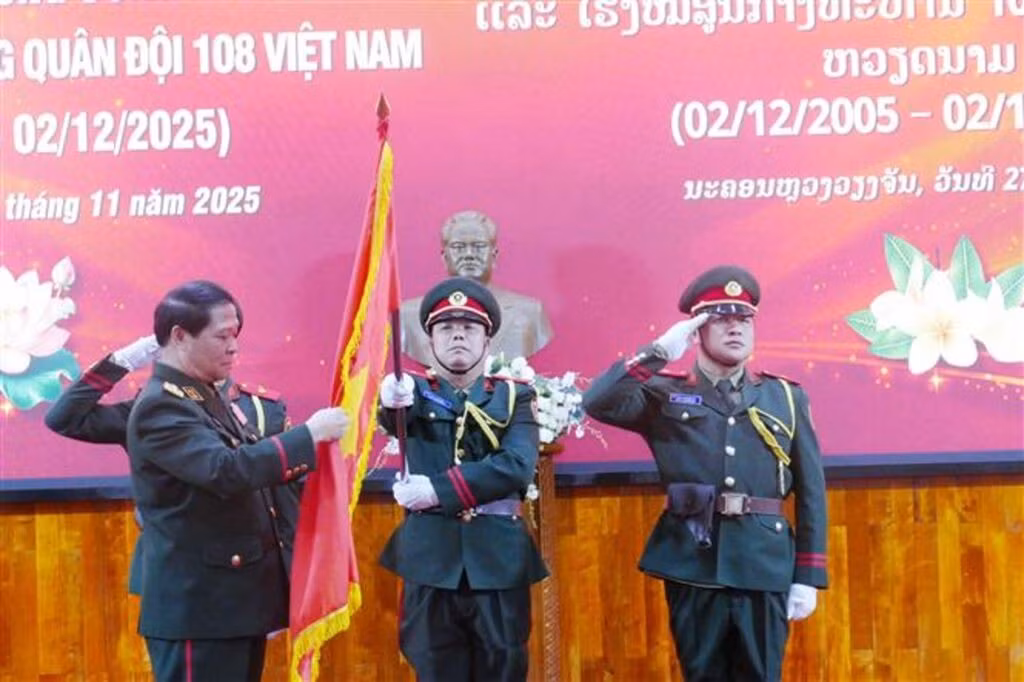 Le général de corps d’armée Vongsone Inpanphim (à gauche), vice-ministre laotien de la Défense et directeur du Département général de politique de l’Armée populaire laotienne, remet l'Ordre de l'Amitié de l'État laotien à l'Hôpital central militaire 108. Photo : VNA