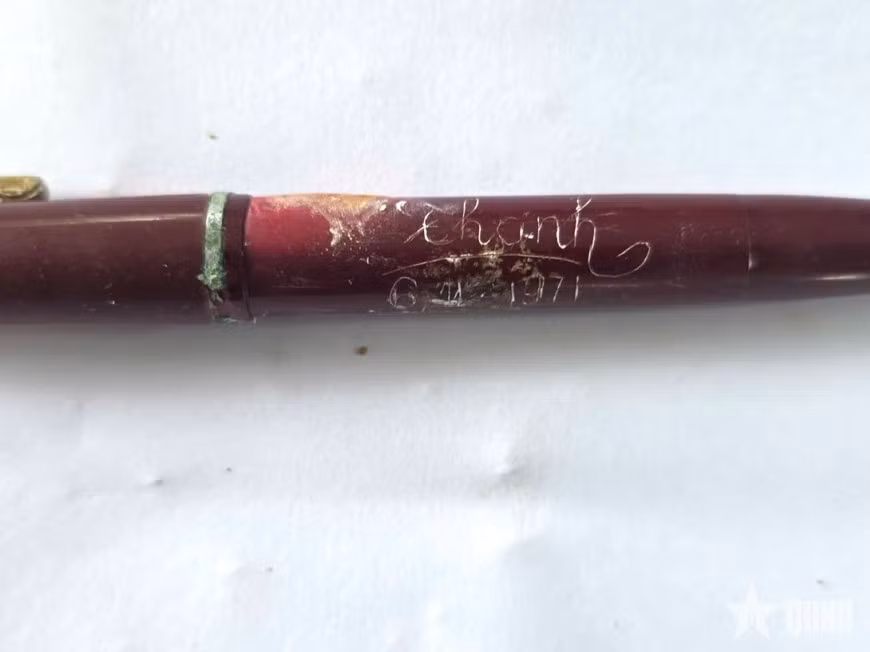 Le stylo-plume portant l’inscription gravée « Thanh 6-11-1971 ». Photo : qdnd.vn
