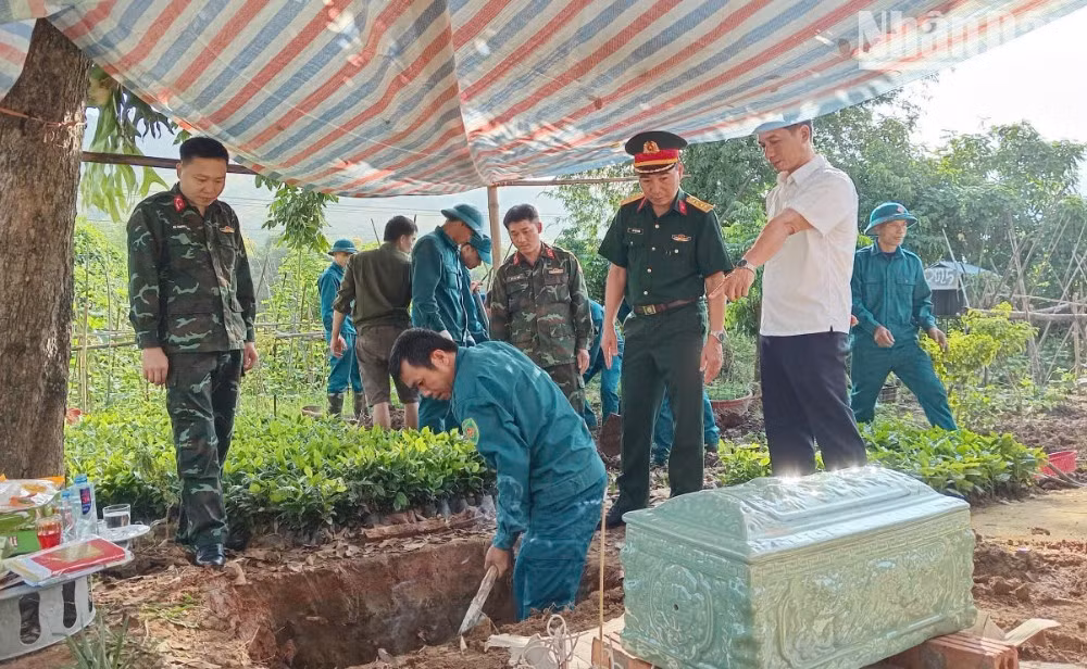 Le colonel Dau Thanh Quang, chef adjoint du Comité permanent du Comité directeur 515 provincial et commissaire politique du Commandement militaire de la province de Son La, examine les opérations d'exhumation et de rassemblement des dépouilles de deux soldats tombés au combat dans la commune de Chieng Khoong. Photo : Duc Thinh/NDEL.
