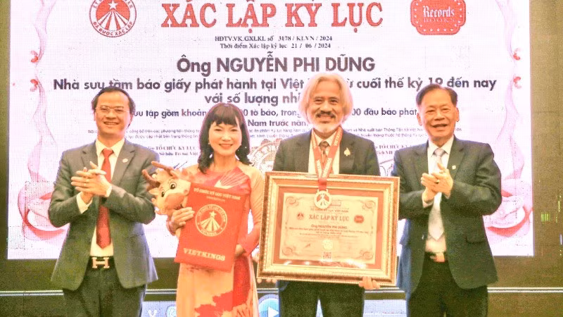 L’Organisation des records du Vietnam reconnaît Nguyen Phi Dung comme le plus grand collectionneur de journaux publiés dans le pays depuis la fin du XIXe siècle jusqu’à aujourd’hui. Photo : NDEL