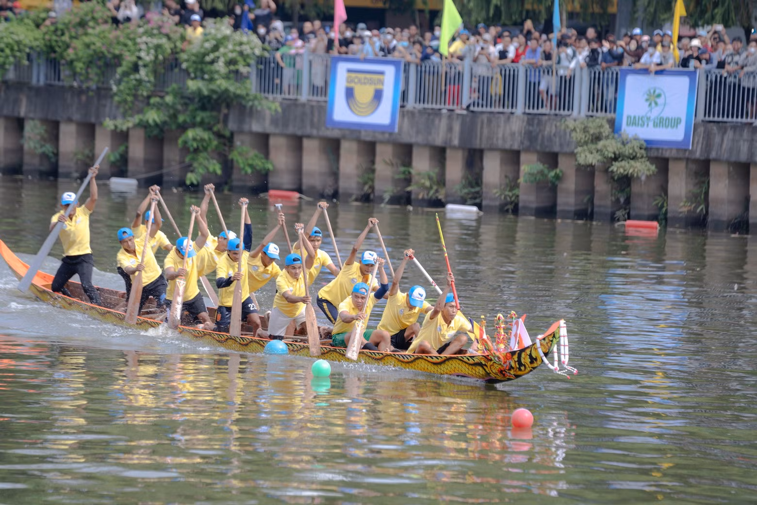 Les autorités municipales ambitionnent de faire de la course de pirogues traditionnelles un nouveau produit touristique attrayant de Hô Chi Minh-Ville. Photo : NDEL