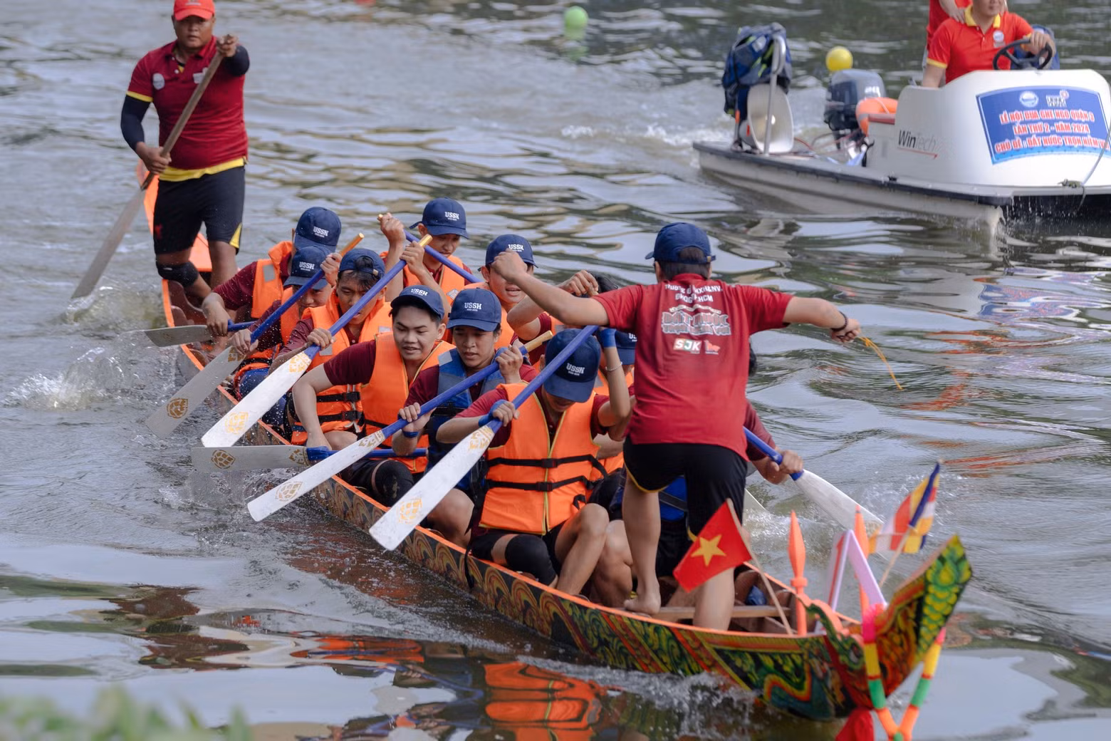 À partir de cette année, la course de pirogues traditionnelles est officiellement intégrée au programme annuel du Festival fluvial de Hô Chi Minh-Ville. Photo : NDEL