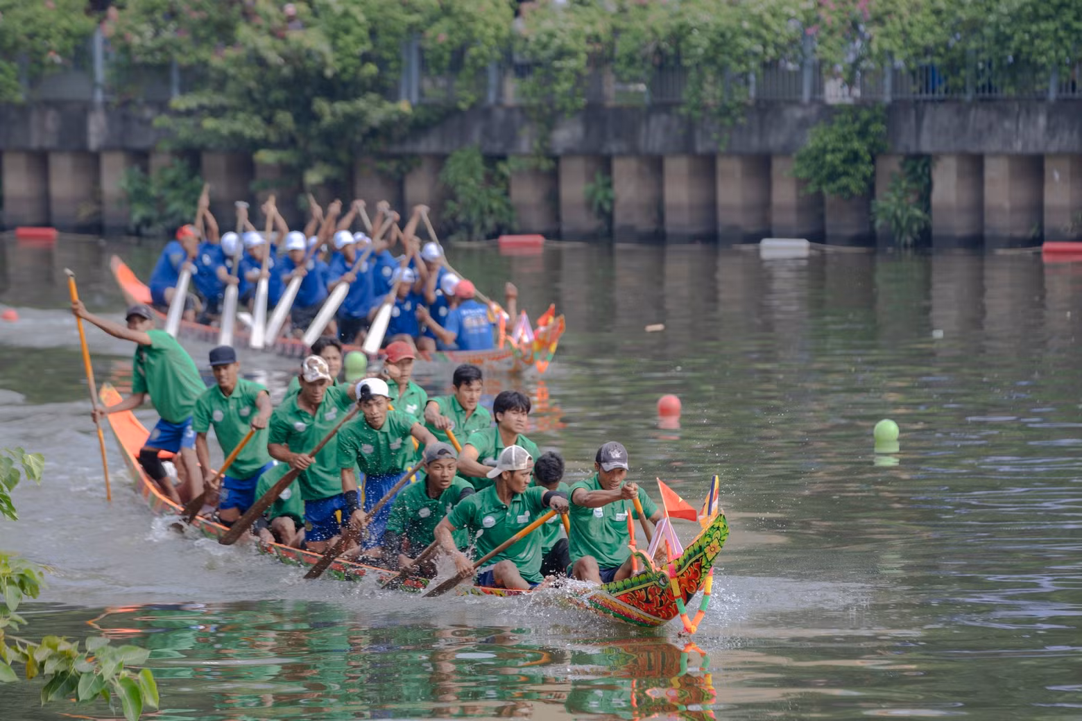 Depuis quelques années, avec le soutien des autorités locales, la course de pirogues traditionnelles sur le canal Nhieu Loc – Thi Nghe gagne en ampleur et attire de plus en plus de spectateurs. Photo : NDEL