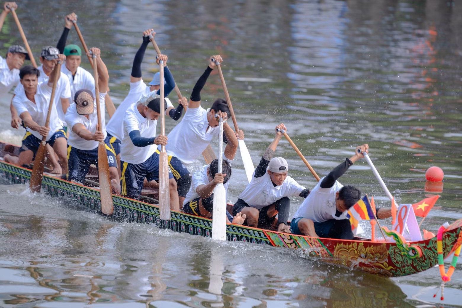 Le « Ghe Ngo », la pirogue traditionnelle khmère utilisée pour la course, est une embarcation aux dimensions impressionnantes et à l'esthétique soignée. Longue d'environ 30 mètres, elle nécessite un équipage de 55 à 60 rameurs. Sa proue et sa poupe sont recourbées avec élégance. Elle est richement décorée de motifs aux couleurs éclatantes. Photo: NDEL