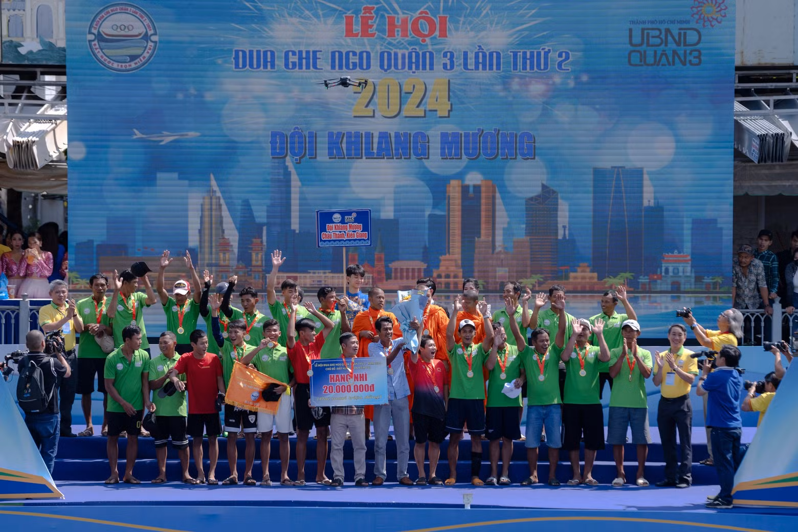 La compétition de cette année aura lieu le 30 novembre sur le canal Nhieu Loc – Thi Nghe, avec la participation de 18 équipes venues de différentes provinces et villes du delta du Mékong. Photo : NDEL