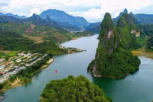 Le paysage majestueux et poétique du lac Ta Gia, dans la commune de Ta Gia (Lai Châu). Photo : dulichlaichau.vn 