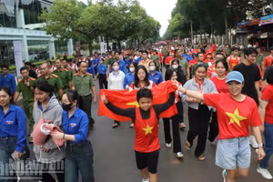 En 2025, le programme de marche « Cùng Việt Nam tiến bước » a attiré la participation de nombreux habitants de Dak Lak. Photo : NDEL