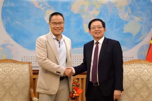 Le vice-Premier ministre Ho Quoc Dung (à droite) reçoit le professeur et docteur ès sciences Nguyên Van Tâm, directeur du département d'informatique, des données et de l'intelligence artificielle de l'Institut polytechnique de Paris (IP Paris). Photo : VGP. 