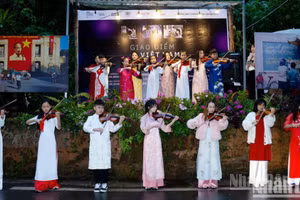 Lors du vernissage de l'exposition photographique intitulée « L’Intersection du Vietnam », le 20 août dans le quartier de Xuan Huong – Da Lat, province de Lam Dong. Photo : NDEL.