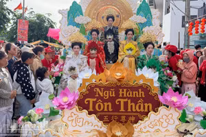 Selon la tradition, la fête de Nghinh Ông Quan Thánh Đế Quân est organisée tous les deux ans, à la fin du 7e mois lunaire des années paires du calendrier grégorien. Photo : NDEL.