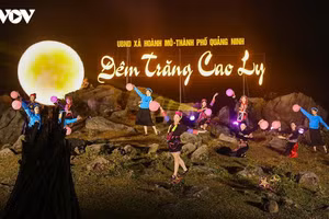 Lors du programme « Nuit de la lune de Cao Ly » dans la commune de Hoang Mo, ville de Quang Ninh. Photo : VOV.