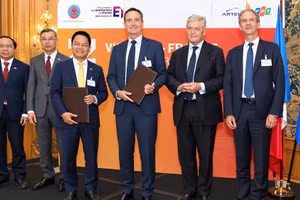 Échange du protocole d'accord de coopération entre T&T Energy Group et TotalEnergies Gas & Power Activities. Photo: Anh Chien/NDEL.