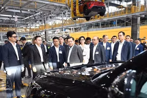 Le président du Myanmar Min Aung Hlaing visite le complexe automobile de VinFast. Photo : VNA. 