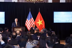Le SG du PCV et président To Lam prend la parole lors de la rencontre avec des experts et intellectuels vietnamiens aux États-Unis, le 21 septembre à New York Photo : VNA. 
