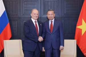 Le SG du PCV et président de la République, To Lam (à droite), et le président du Parti communiste de Russie, Guennadi Ziouganov. Photo : VNA.