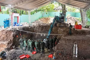 Les opérations de recherche et d’exhumation des dépouilles de soldats tombés au combat dans le parc Le Thi Rieng se poursuivent activement et avec la plus grande prudence. Photo : sggp.org.vn
