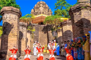 Cérémonie de procession de l'eau aux tours Cham de Po Nagar. Photo : baovanhoa.