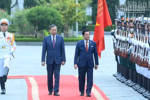 Le secrétaire général du Parti et président de la République, Tô Lâm (gauche), et le président du Myanmar, Min Aung Hlaing, passent en revue la Garde d'honneur de l'Armée populaire du Vietnam, le 5 septembre à Hanoï. Photo : NDEL