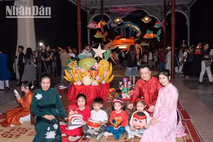 À l'heure du numérique, la fête de la Mi-Automne demeure un repère essentiel pour cultiver l'amour des traditions et le sens du partage communautaire. Photo : NDEL.
