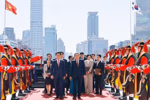 Lors de la cérémonie d'accueil en l'honneur du président de l'AN vietnamienne, Tran Thanh Man, à Séoul. Photo : VNA.