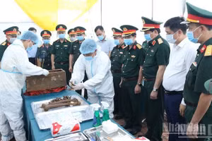 Collecte des dépouilles de soldats tombés au champ d'honneur au cimetière du quartier de Tran Lam (province de Hung Yen). Photo : NDEL.