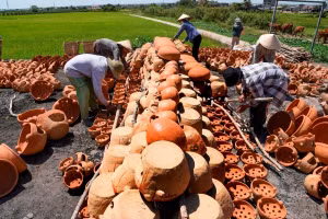 En 2012, «L'art de la poterie du peuple Cham» du village de Binh Duc a été inscrit sur la liste du patrimoine culturel immatériel national. Photo: baolamdong.vn 