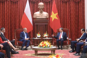 Le secrétaire général du Parti communiste du Vietnam et président de la République, To Lam (à droite), et le Premier ministre polonais Donald Tusk, le 26 octobre à Hanoï. Photo : NDEL