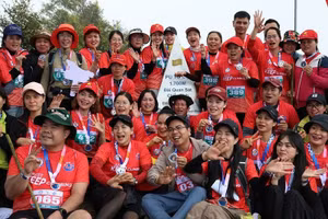 Des athlètes sont ravis de conquérir le mont Pu ​​​​To Co lors d'une course en montagne organisée fin 2025 par la province de Dien Bien. Photo : service de la Culture, des Sports et du Tourisme de la province de Dien Bien.