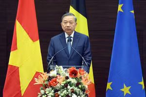 Le secrétaire général du Parti et président de la République, To Lam, prend son discours à l’Institut Egmont, le 23 octobre à Bruxelles. Photo : VNA.