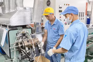 Fabrication de composants chez SWCC Showa Vietnam. Photo : hanoimoi.vn 