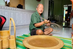 L’artisan Hoih Plat, du village d’Azut, dans la commune frontalière d’Avuong, ville de Da Nang (au Centre). Photo : vietnamnet.vn