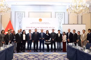 Rencontre entre le SG du PCV et président To Lam et des experts et intellectuels vietnamiens en Belgique et au Luxembourg. Photo : VNA. 